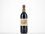une bouteille de vin rouge posée sur une table