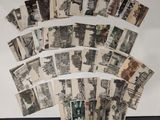 beaucoup de vieilles cartes postales sur la table