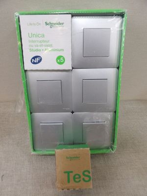 une photo d'un carton contenant des produits Tes posé sur une table