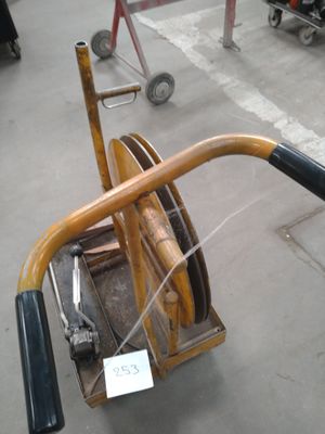 une roue munie d'une poignée sur un chariot dans un entrepôt