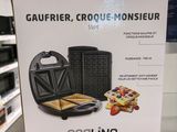 La boîte d'un gaufrier est posée sur l'étagère du magasin