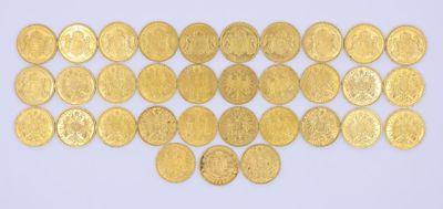 gros plan d'une pile de pièces d'or sur une surface blanche