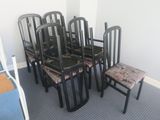 un grand nombre de chaises dans une pièce