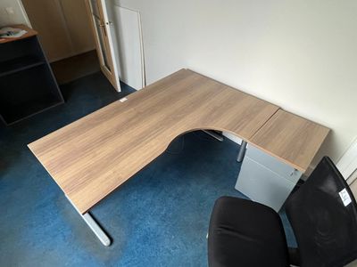 Bureau avec caisson en retour, chaise dactylo.
