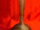un vase en verre posé sur un tissu rouge