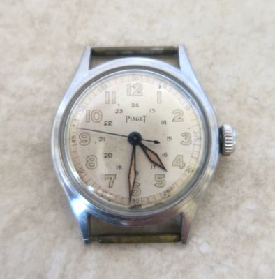 une montre posée sur une table