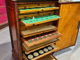 une armoire dont l'un des tiroirs est rempli d'objets