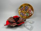 un bol orné de perles et un bol décoré d'une fleur