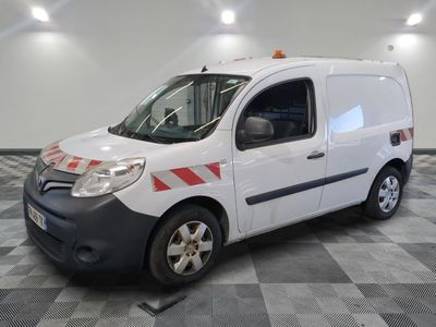 la photo d'une camionnette blanche garée dans un garage