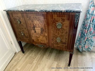 Commode de Style Louis XVI façade et cotés en marqueterie av…