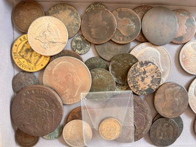 beaucoup de pièces de monnaie dans une boîte sur la table