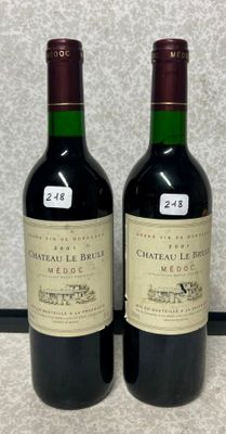 deux bouteilles de vin rouge posées l'une à côté de l'autre sur un plan de travail