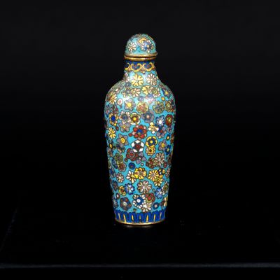 Vase chinois en émail closé, orné d'un motif floral sur fond bleu