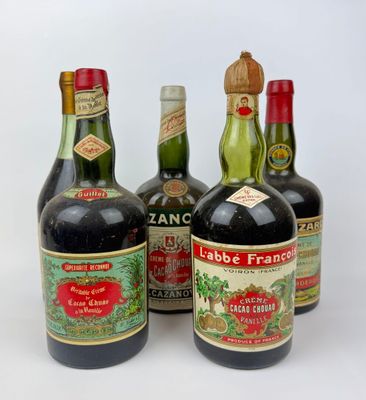 plusieurs bouteilles de vin sont alignées sur une surface blanche