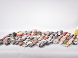 de nombreuses petites voitures posées sur une surface blanche