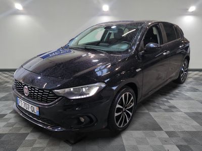 la voiture noire est garée sur un sol en damier dans le garage