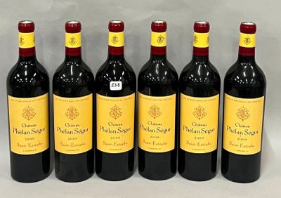 six bouteilles de vin rouge alignées sur une table