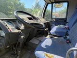 un camion équipé d'un volant et d'un tableau de bord