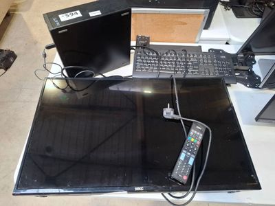 un ordinateur portable et un clavier posés sur une table, avec une télécommande