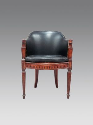 un fauteuil en cuir noir avec une structure et des pieds en bois