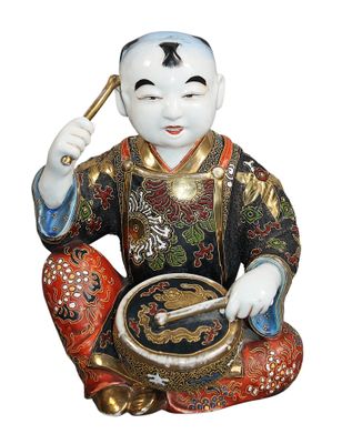 une figurine représentant un homme tenant un tambour à la main