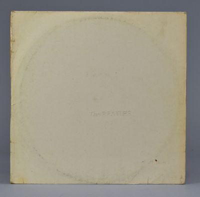 un vieux livre avec un cercle blanc sur la couverture