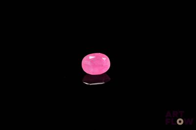 gros plan d'un diamant rose sur une surface noire