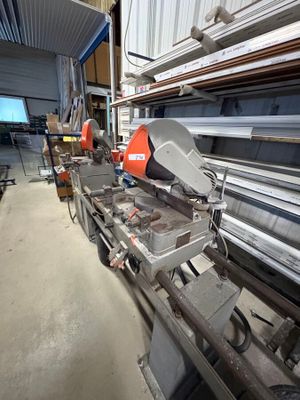 une machine qui découpe du métal dans une usine