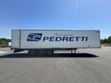 une photo d'un camion de livraison garé sur un parking