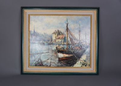 peinture d'un bateau sur un plan d'eau avec un bâtiment en arrière-plan