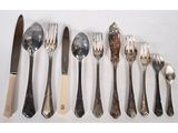 beaucoup de cuillères et de fourchettes en argent sur la table