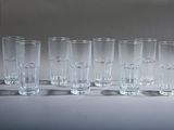six verres alignés en rang sur une table