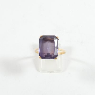 une image d'une bague sertie d'une pierre d'améthorate