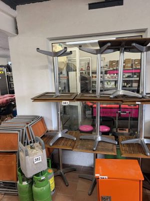 un homme debout devant une machine dans une pièce
