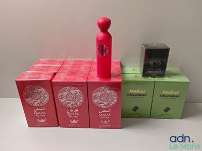 plusieurs boîtes de parfum posées les unes à côté des autres sur une table