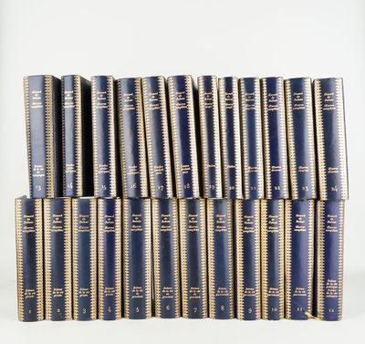 une pile de livres bleus empilés les uns sur les autres