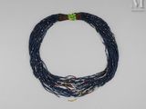 un collier à plusieurs rangs composé de perles multicolores et muni d'un fermoir en bois