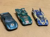 trois petites voitures posées sur une table
