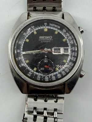 gros plan d'une montre-bracelet sur une surface blanche