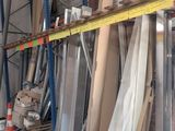 de nombreuses pièces de bois sur une palette dans un entrepôt