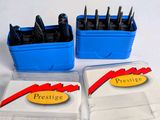 trois boîtes en plastique contenant des stylos, posées sur une surface blanche