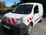 La camionnette est garée sur le bord de la route, sur le parking.