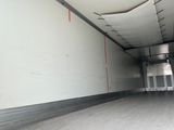 un homme faisant du skateboard à l'intérieur d'un bâtiment