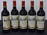 six bouteilles de vin sont alignées sur une table