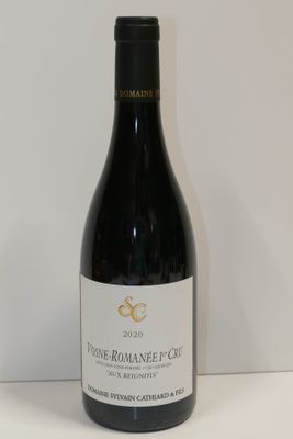une bouteille de vin posée sur une table