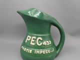 pichet en céramique verte portant l'inscription « pegass »