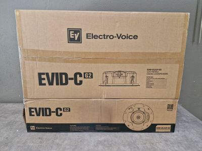 deux boîtes contenant des appareils électroniques sont empilées l'une sur l'autre