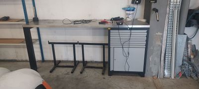 un bureau sur lequel se trouve un ordinateur, dans un garage