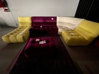 Canapé modulable formé de 5 modules en tissu capitonné de di…