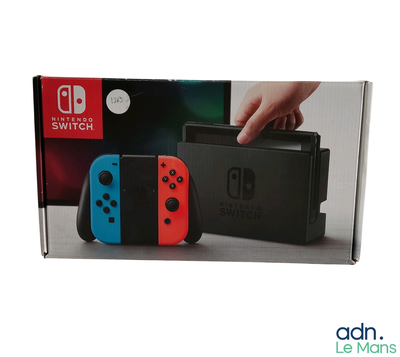 deux manettes Nintendo Switch dans une boîte, avec une main posée sur l'une d'elles